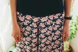Pantalon large taille unique motif Fleurs roses