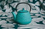 Théière en fonte bleu turquoise motifs de vagues 1L