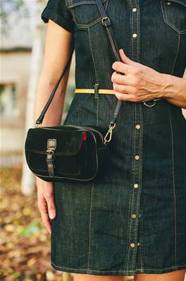 Sac à main noir pour femme bandoulière et poche avant cuir et agneau