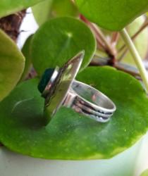 Bague touareg ronde ciselée agathe verte
