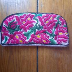 Trousse brod�e fleurie 5 fleurs roses 