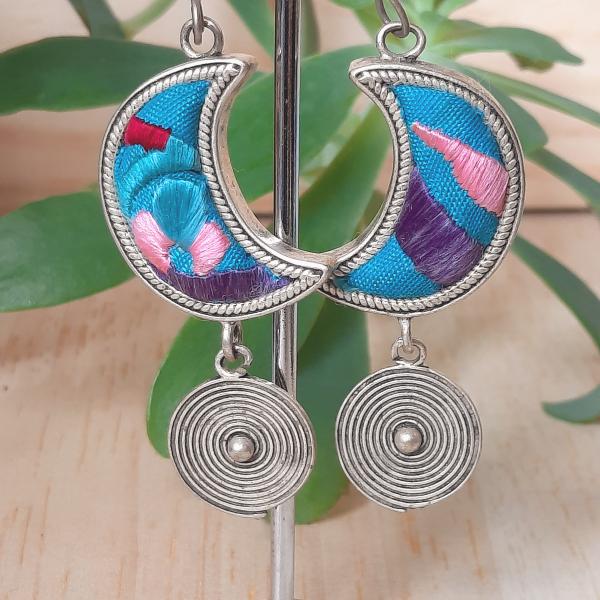 Boucles d'oreilles ethniques du Tibet lune brodée bleue