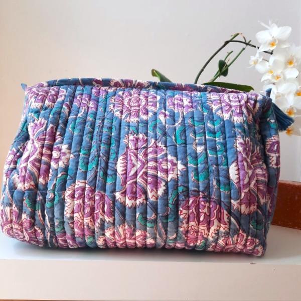 Trousse de toilette indienne bleue fleurs mauves cachemire 25x20x13 cm