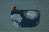 Trousse indigo motif Kiku Chrysanthmes