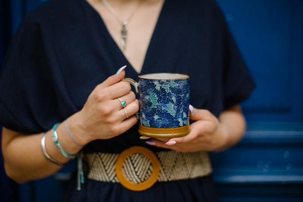 Mug japonais éventails bleus hauteur 8,7 cm