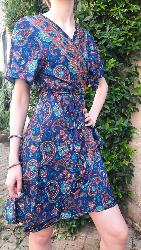 Robe cache cœur courte bleu et rouge motifs cachemire