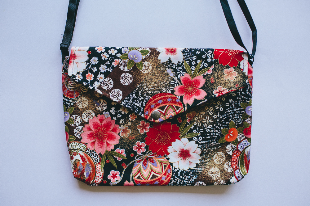 Sac à main japonais motif fleuri noir