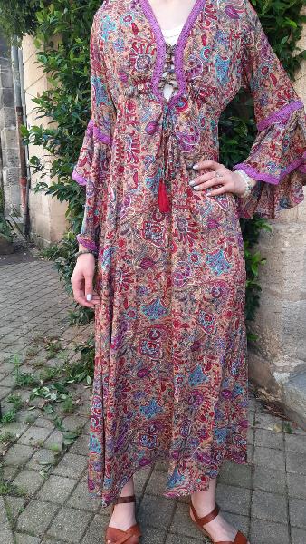 Robe longue en soie col v décolleté lacets violette motifs cachemire roses