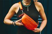 Sac banane en cuir brillant orange