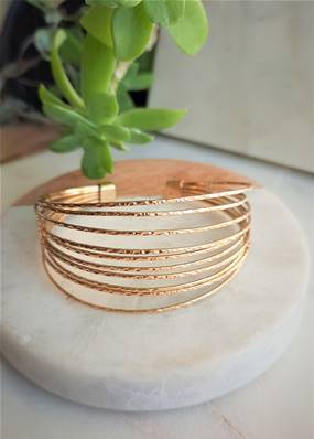 Bracelet en acier doré anneaux multiples motif martellé Chloé