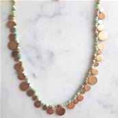 Collier perlé pierres sequins doré alternant vert clair