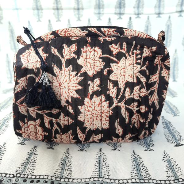 Trousse de toilette indienne noire 15x15x7 cm