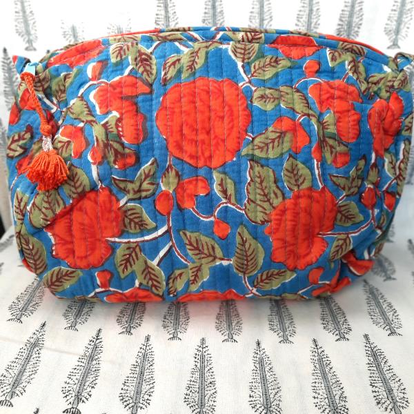 Trousse de toilette indienne bleue roses rouges 25x20x13 cm