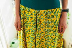 Pantalon large taille unique motif fleurs sur fond jaune