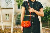 Sac à main orange pour femme bandoulière et poche avant cuir et agneau