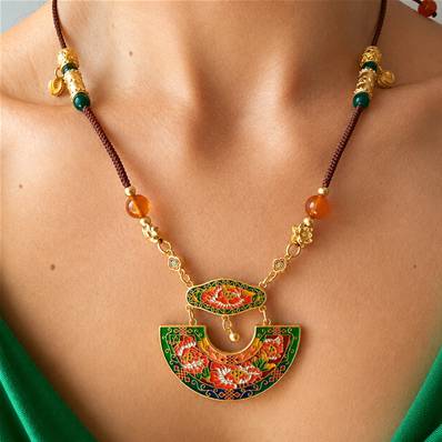 Collier chinois cordon en metal et email vert et orange