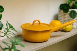 Casserole avec couvercle en mail jaune 1,2 l