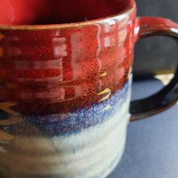 Tasse évasée bicolore rouge en émail réactif 40 cl