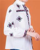 Chemise blanche brodée croix bleues et vertes