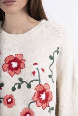 Pull crème brodé de fleurs roses – Maille douce et féminine