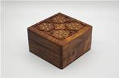 Bote en bois motifs fleuris en laiton 10cm x10 cm C13251