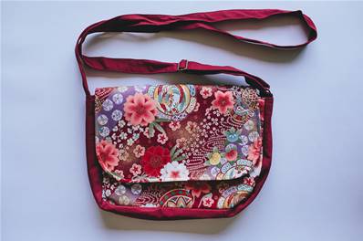 Besace ou sac à bandoulière tissus japonais motif fleuri rouge