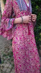 Robe longue en soie col v décolleté lacets rose fushia motifs cachemire roses
