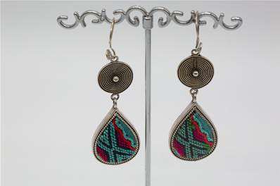 Boucles d'oreilles ethniques du Tibet goute brodée verte