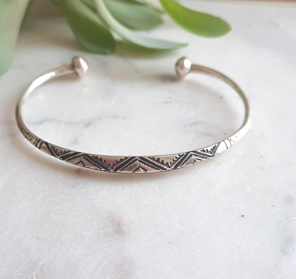 Bracelet Touareg Argent Gravé Ziri– Jonc Ethnique Fin Artisanale