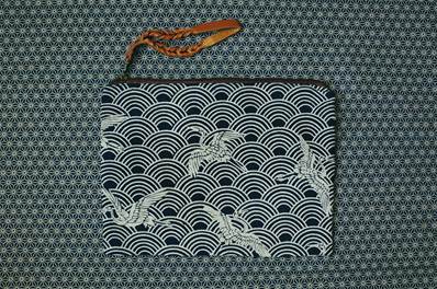 Trousse grand modèle indigo motif Grues et vagues