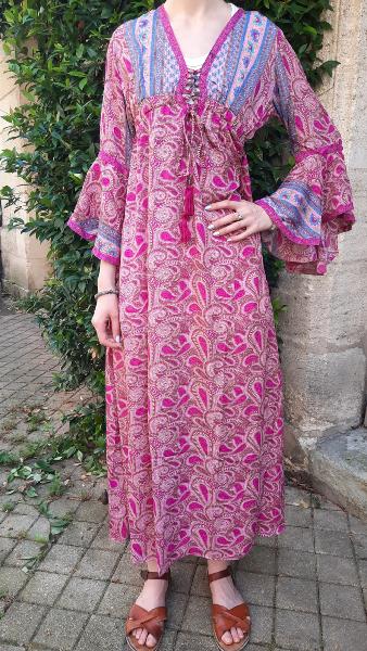 Robe longue en soie col v décolleté lacets rose fushia motifs cachemire roses