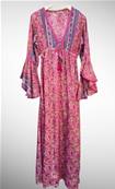 Robe longue en soie col v décolleté lacets rose fushia motifs cachemire roses