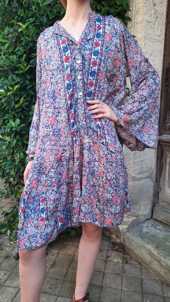 Robe tunique en soie manche longue bleu fleurs roses