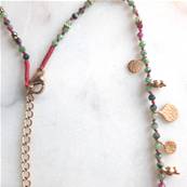 Collier fil perlé pierres pampilles doré multi vert