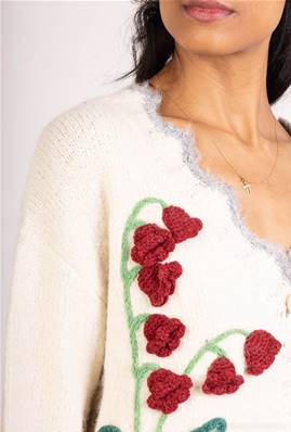Gilet crème brodé fleurs rouges – Maille douce et féminine