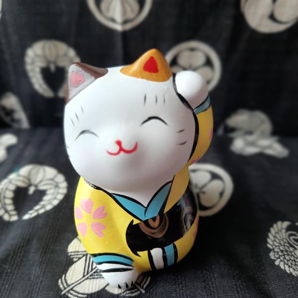 Chat Maneki Neko kimono jaune