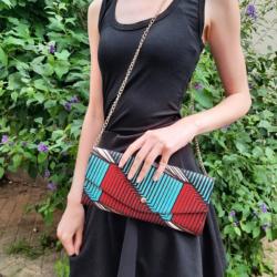 Sac à main chaine dorée motif géometrique bleu et rouge