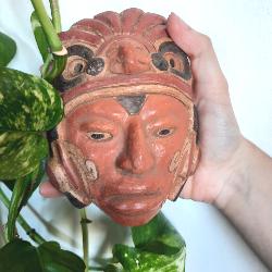 Masque en terre cuite plumes et tatouages artisanat du Guatémala