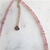 Collier fil perlé pierres pampilles dorées rose