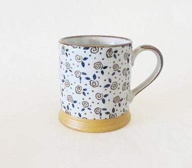 Mug japonais blanc motifs fleuris hauteur 8,7 cm