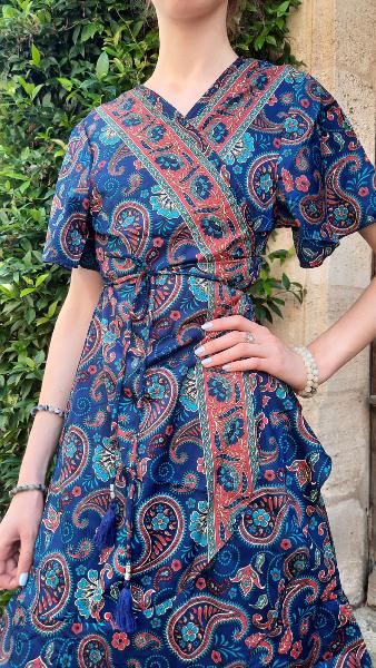 Robe cache cœur courte bleu et rouge motifs cachemire