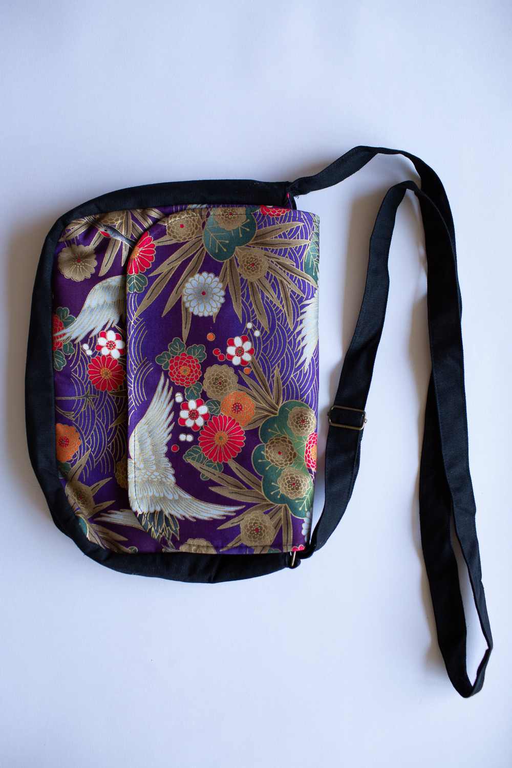 Besace ou sac à bandoulière tissus japonais violet motif fleuri avec grue