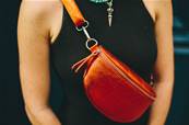 Sac banane en cuir brillant orange