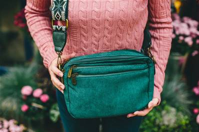 Sac à main velour vert avec sangle décorée