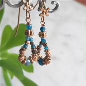 Boucles d'oreilles crochet fleur perlé ovale bleue