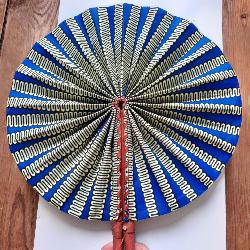 Éventail Wax Africain Bleu Royal Graphique – Fabrication Artisanale du Mali