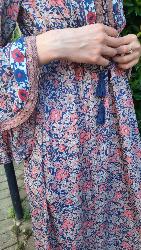 Robe longue en soie col v décolleté lacets bleu fleurs roses