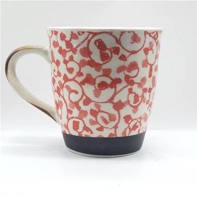 Tasse japonaise avec anse motif arabesque rouge