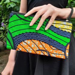 Trousse en wax motif vert et jaune géométrique