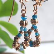 Boucles d'oreilles crochet fleur perlé ovale bleue